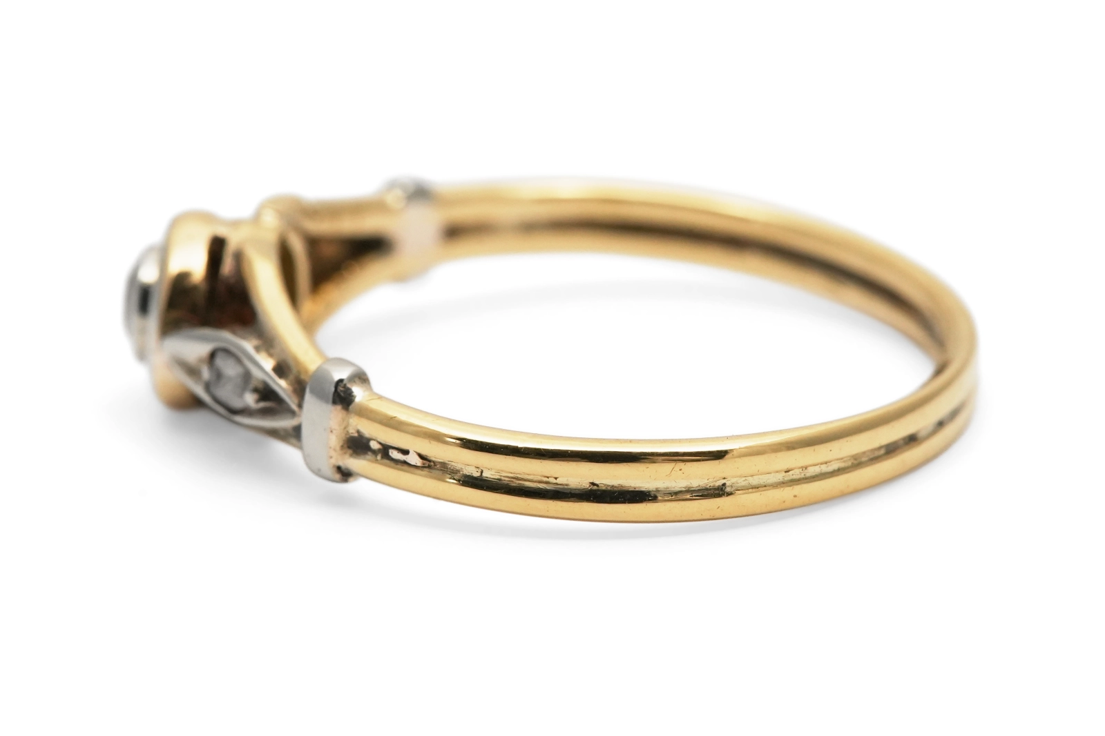 Bague Art Déco en or jaune 18 carats et argent serti d'un diamant taille "brillant" (+-0.10 ct) et de diamants taille "rose"
