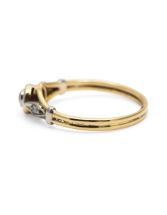 Bague Art Déco en or jaune 18 carats et argent serti d'un diamant taille "brillant" (+-0.10 ct) et de diamants taille "rose"