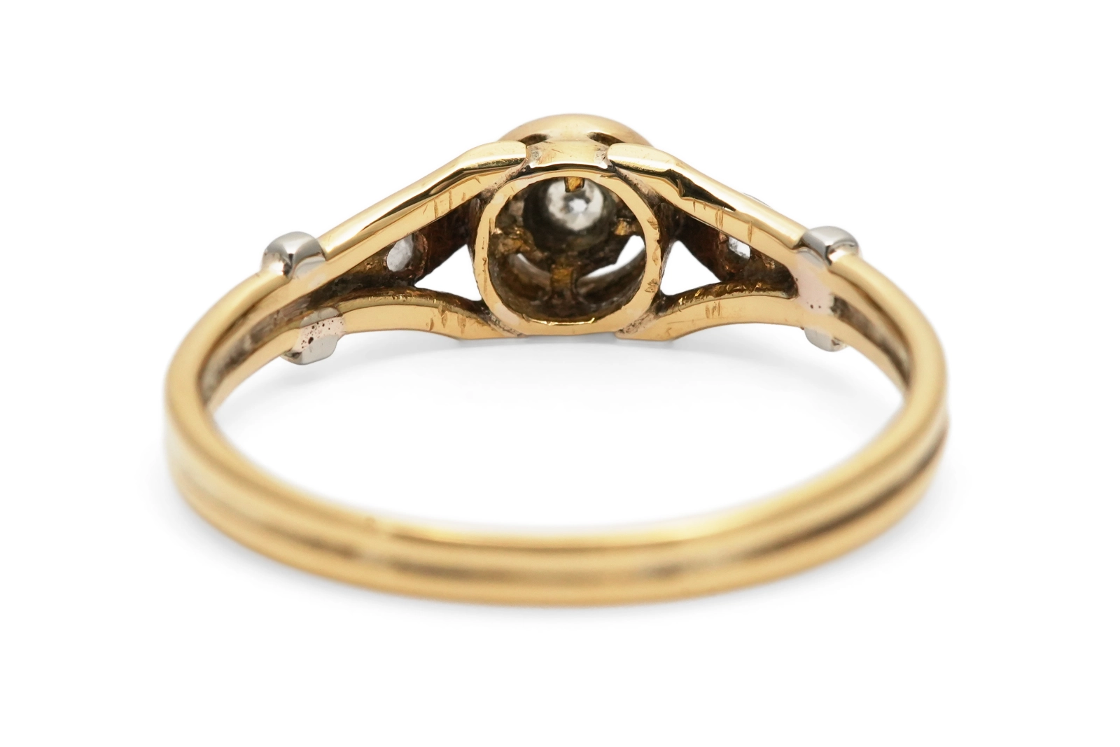 Bague Art Déco en or jaune 18 carats et argent serti d'un diamant taille "brillant" (+-0.10 ct) et de diamants taille "rose"