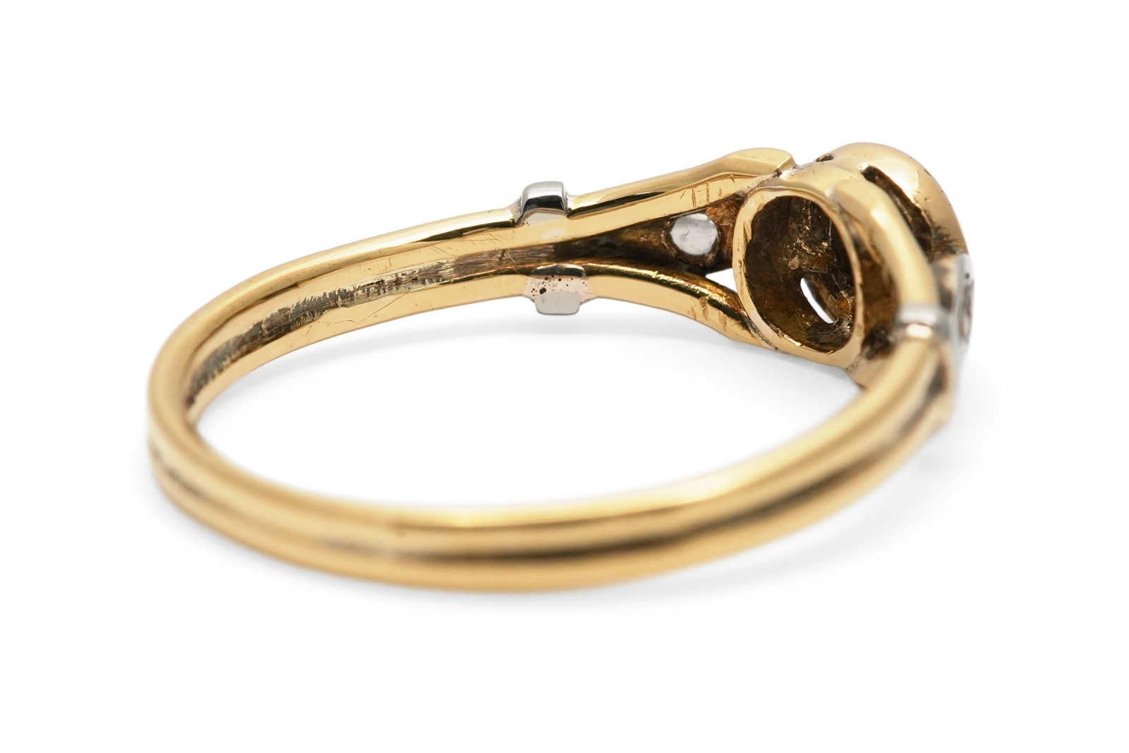 Bague Art Déco en or jaune 18 carats et argent serti d'un diamant taille "brillant" (+-0.10 ct) et de diamants taille "rose"