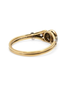 Bague Art Déco en or jaune 18 carats et argent serti d'un diamant taille "brillant" (+-0.10 ct) et de diamants taille "rose"