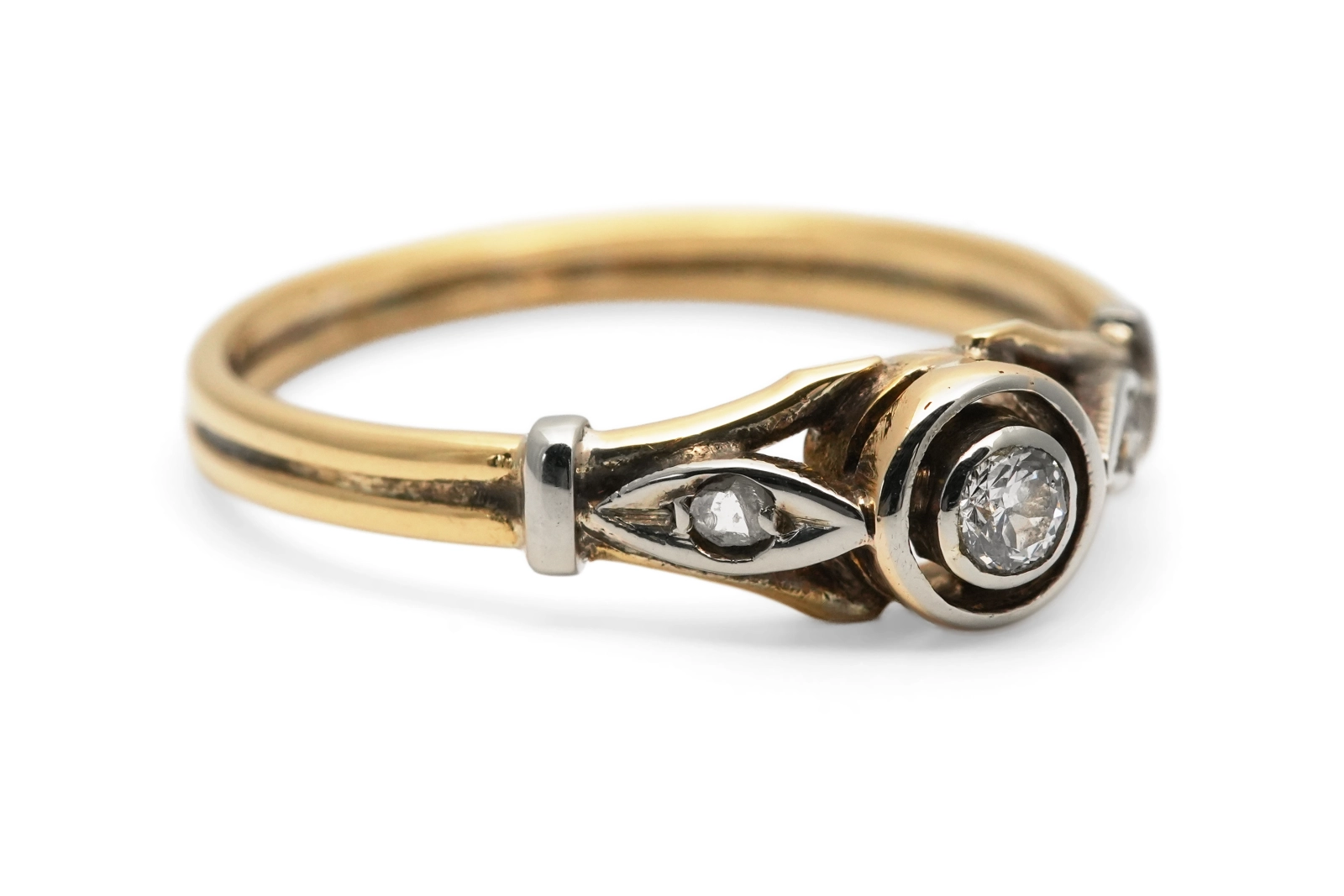 Bague Art Déco en or jaune 18 carats et argent serti d'un diamant taille "brillant" (+-0.10 ct) et de diamants taille "rose"