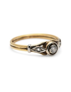 Bague Art Déco en or jaune 18 carats et argent serti d'un diamant taille "brillant" (+-0.10 ct) et de diamants taille "rose"