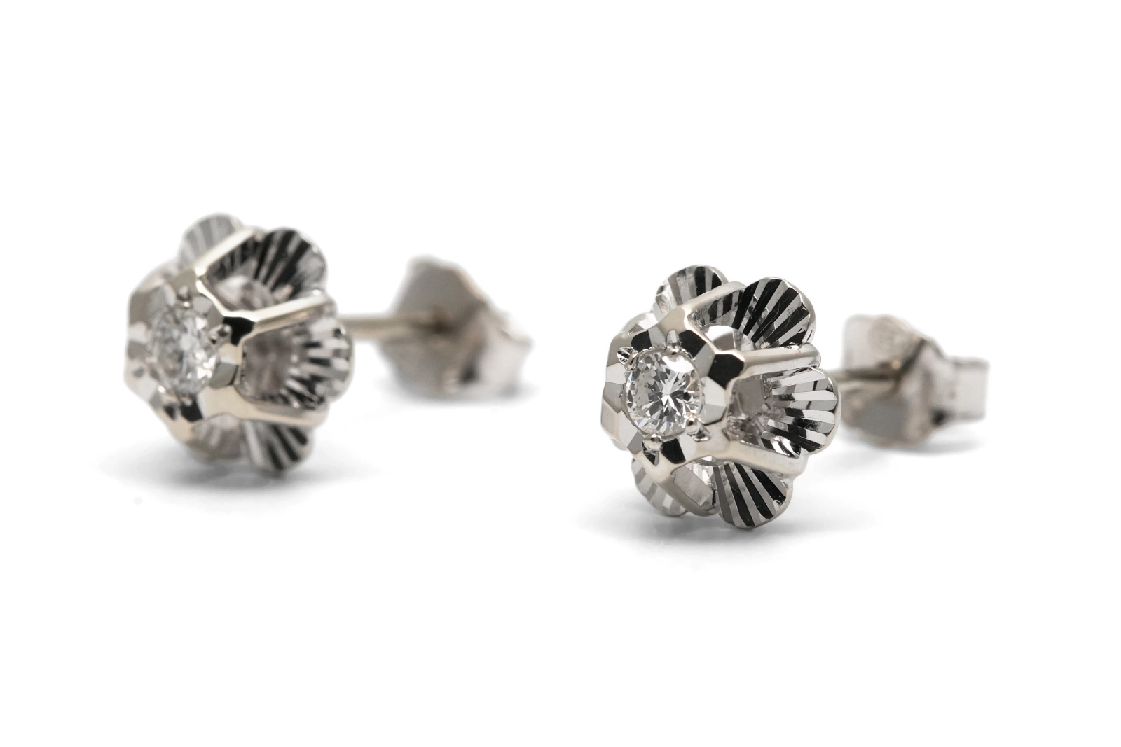 Boucles d'oreilles Art Déco en or blanc 18 carats serties de diamants taille "brillant" (+-0.14ct)