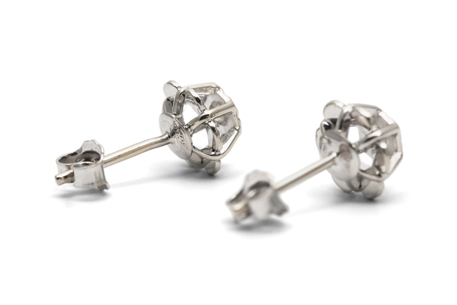 Boucles d'oreilles Art Déco en or blanc 18 carats serties de diamants taille "brillant" (+-0.14ct)