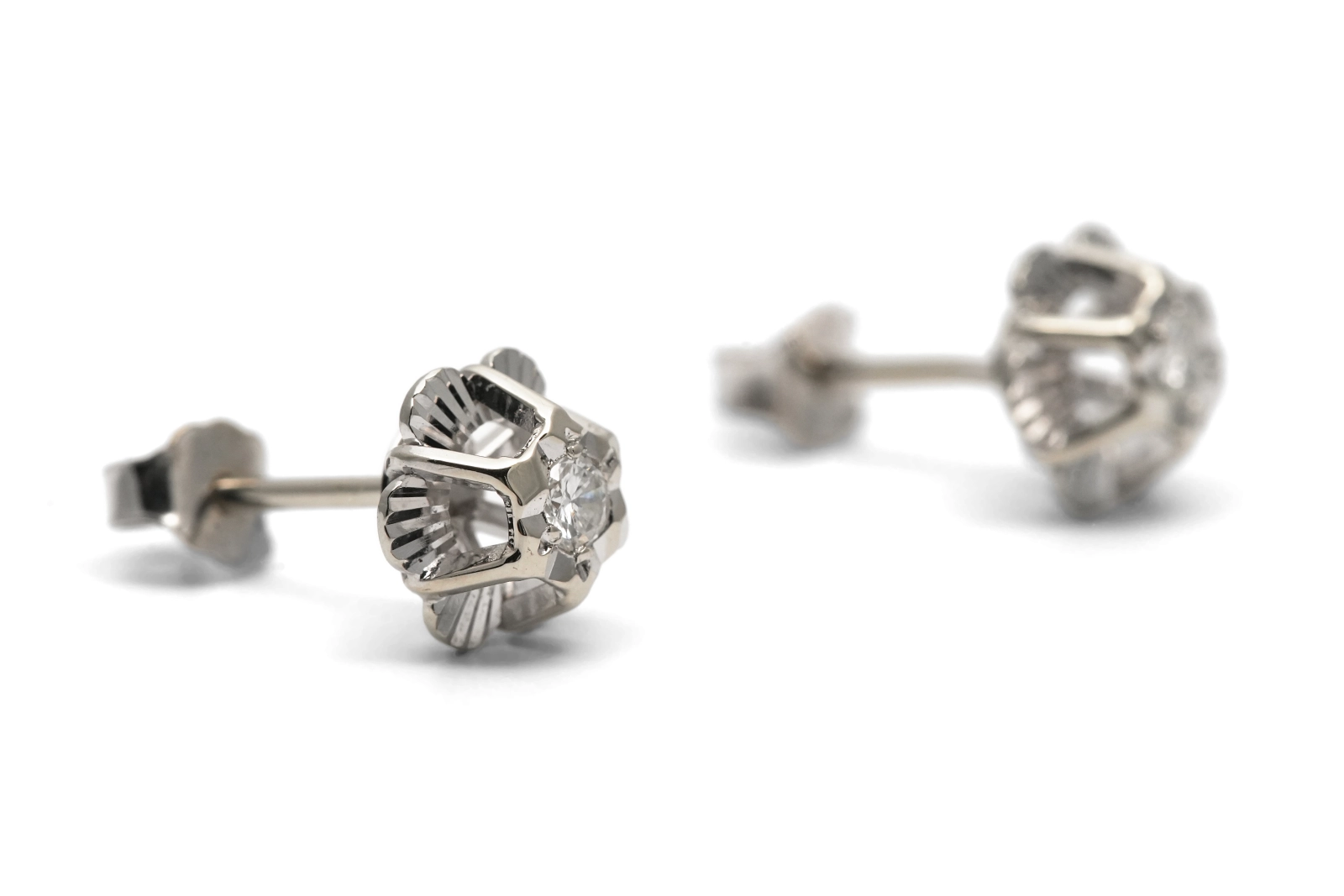 Boucles d'oreilles Art Déco en or blanc 18 carats serties de diamants taille "brillant" (+-0.14ct)