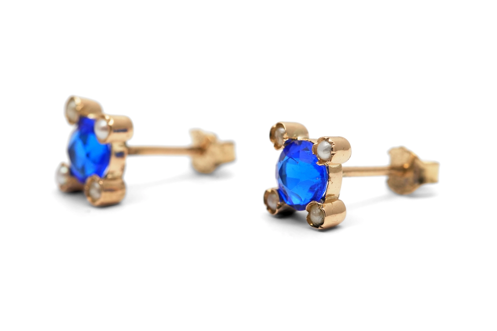 Boucles d'oreilles Art Déco en or jaune 18 carats serties de saphirs de synthèse et de perles