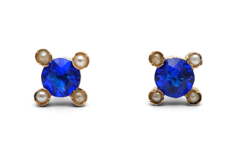 Boucles d'oreilles Art Déco en or jaune 18 carats serties de saphirs de synthèse et de perles
