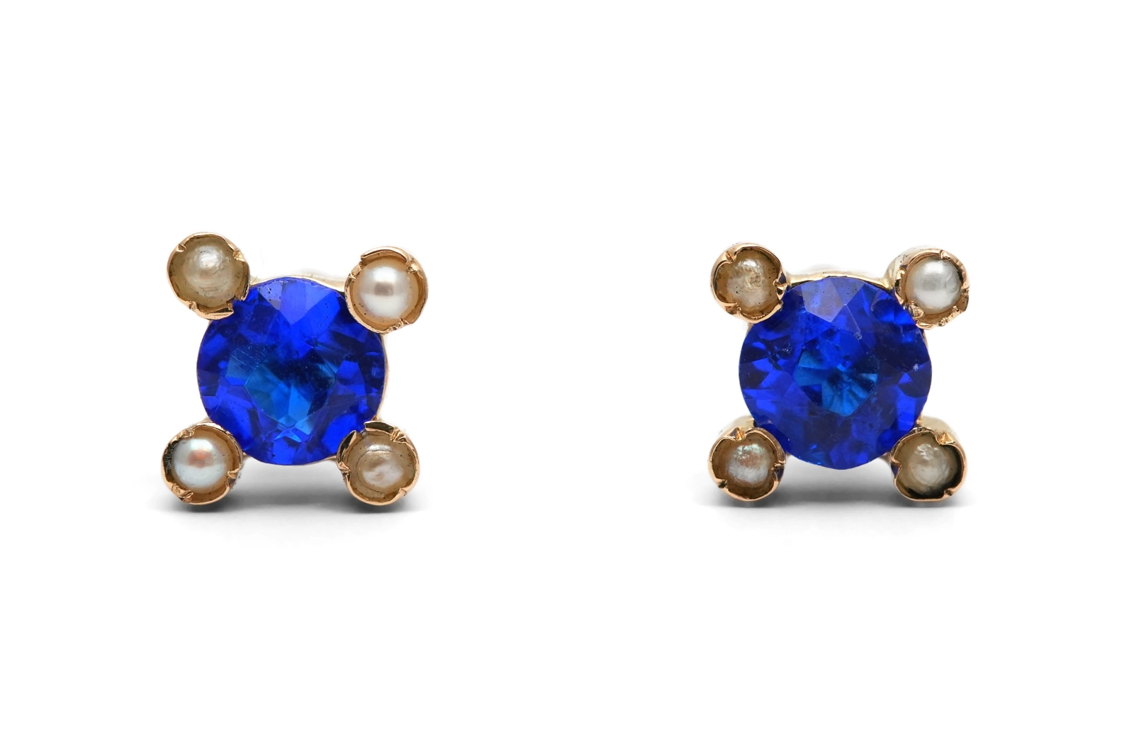 Boucles d'oreilles Art Déco en or jaune 18 carats serties de saphirs de synthèse et de perles