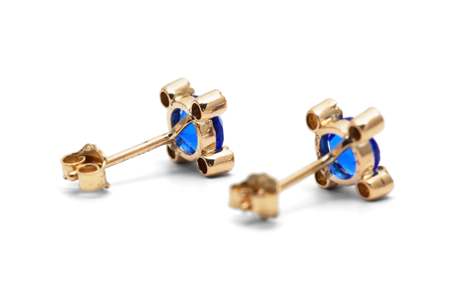 Boucles d'oreilles Art Déco en or jaune 18 carats serties de saphirs de synthèse et de perles