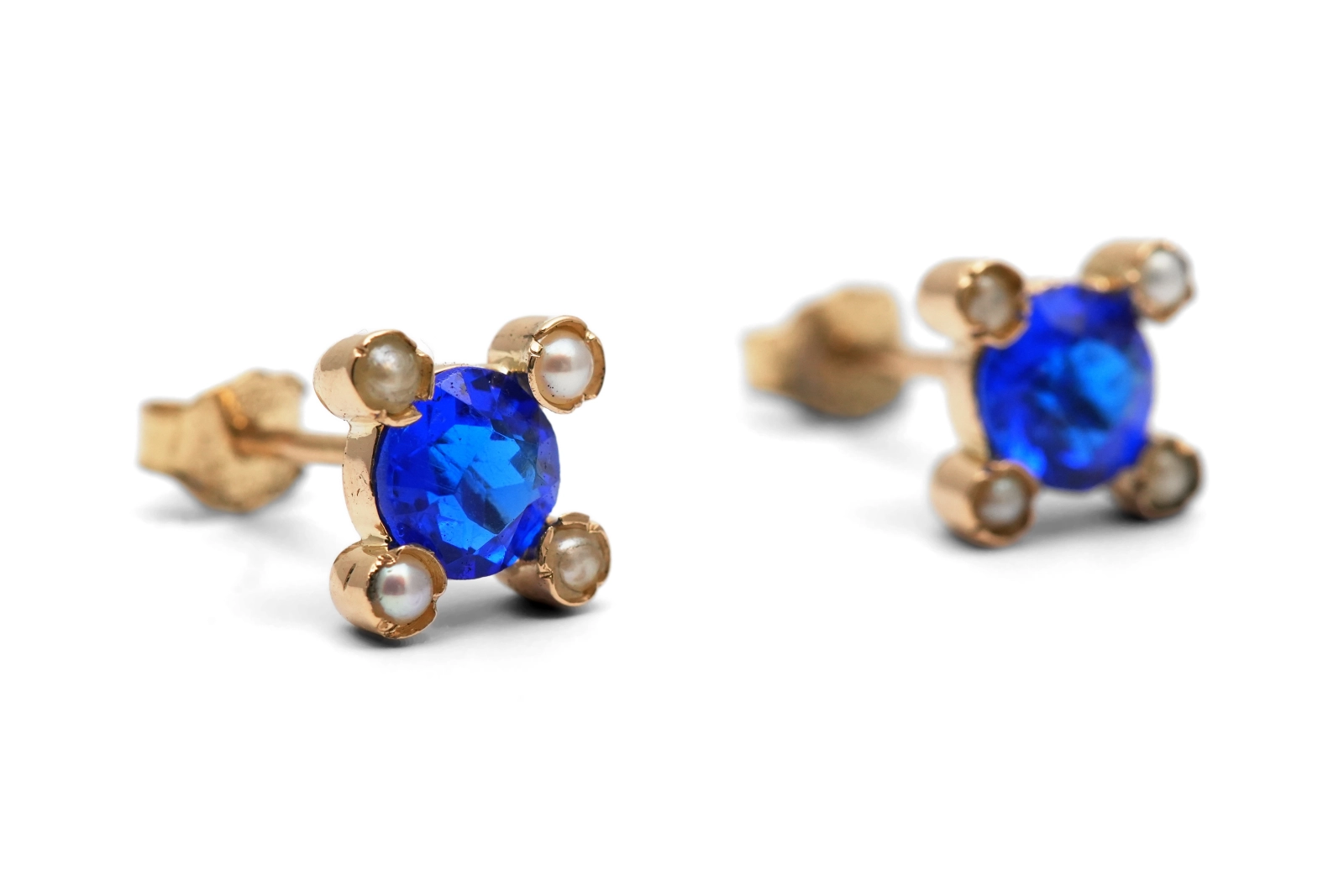 Boucles d'oreilles Art Déco en or jaune 18 carats serties de saphirs de synthèse et de perles