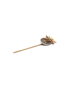 Pique à cravate Art Déco en or jaune 18 carats sertie de diamants taille "rose", de saphirs, de grenats et d'émeraudes