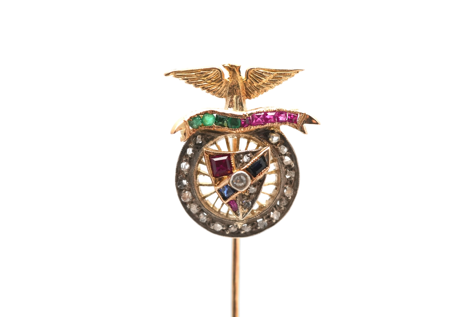 Pique à cravate Art Déco en or jaune 18 carats sertie de diamants taille "rose", de saphirs, de grenats et d'émeraudes