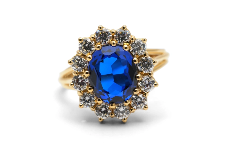 Bague contemporaine en or jaune 18 carats sertie d'un saphir de synthèse et de zirconiums