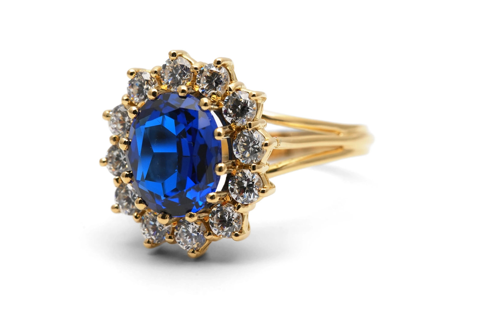 Bague contemporaine en or jaune 18 carats sertie d'un saphir de synthèse et de zirconiums