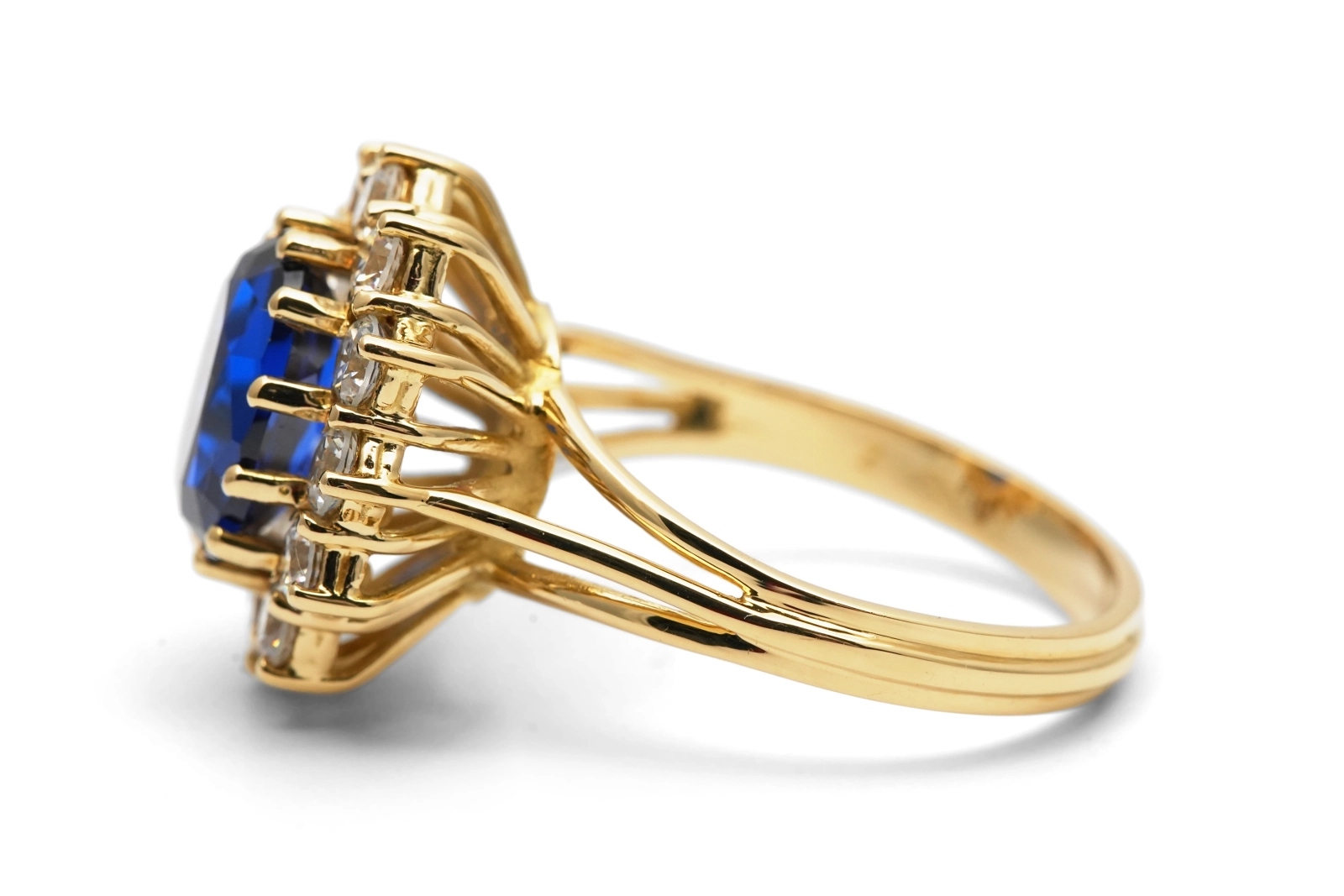 Bague contemporaine en or jaune 18 carats sertie d'un saphir de synthèse et de zirconiums