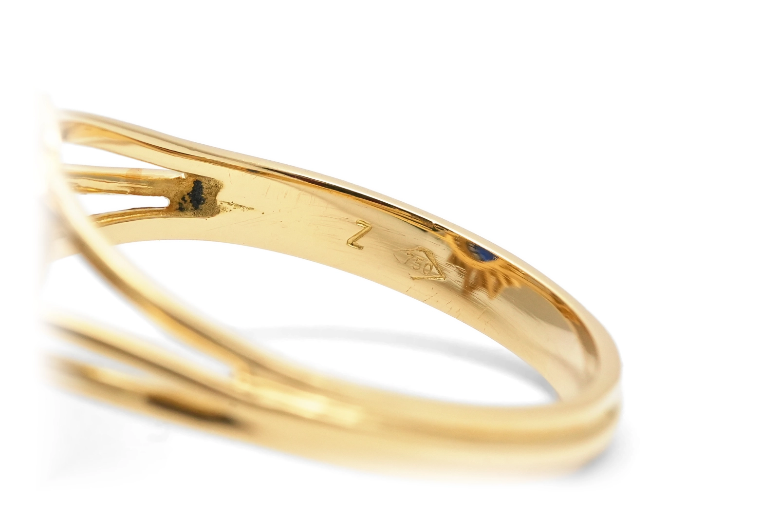 Bague contemporaine en or jaune 18 carats sertie d'un saphir de synthèse et de zirconiums