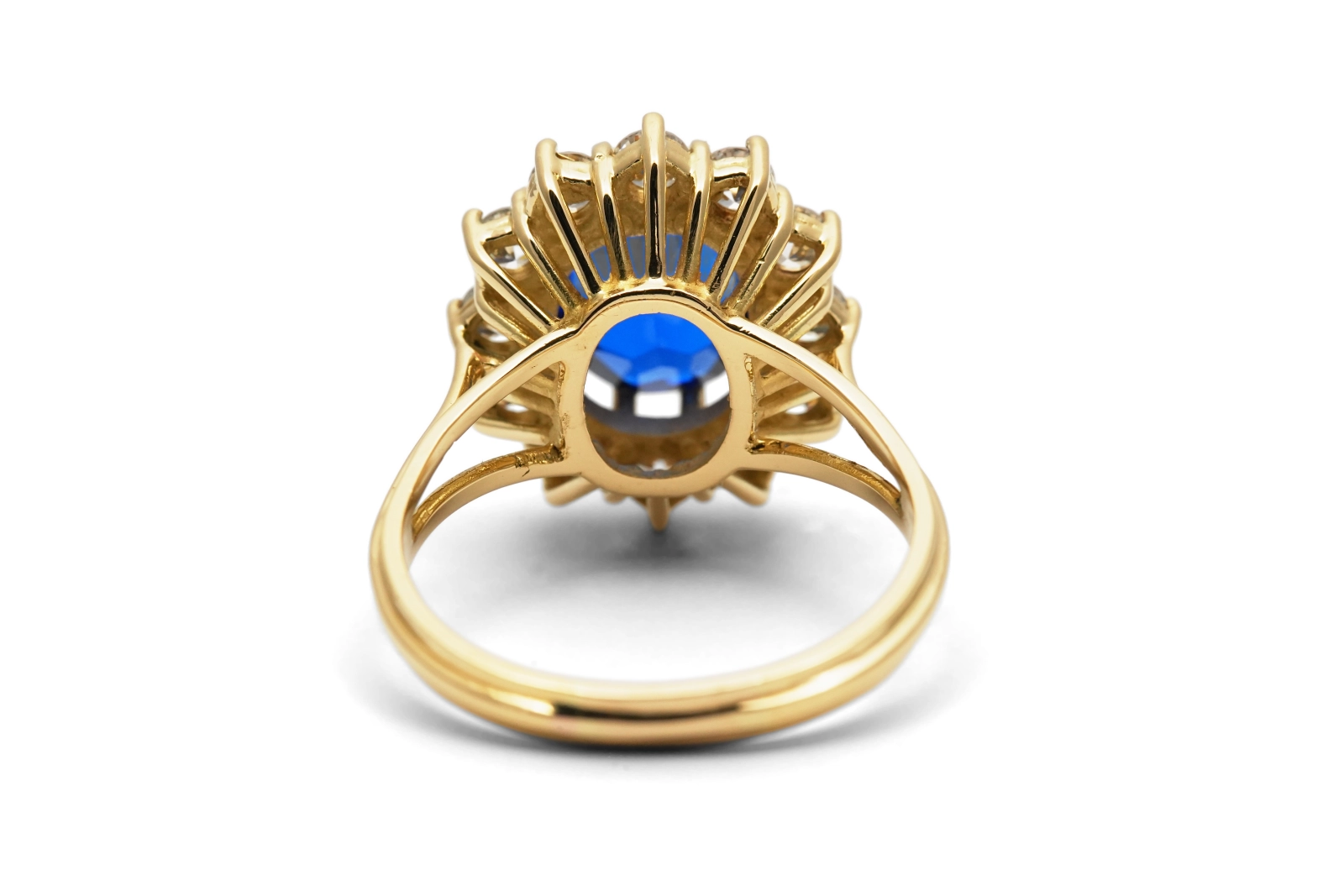 Bague contemporaine en or jaune 18 carats sertie d'un saphir de synthèse et de zirconiums