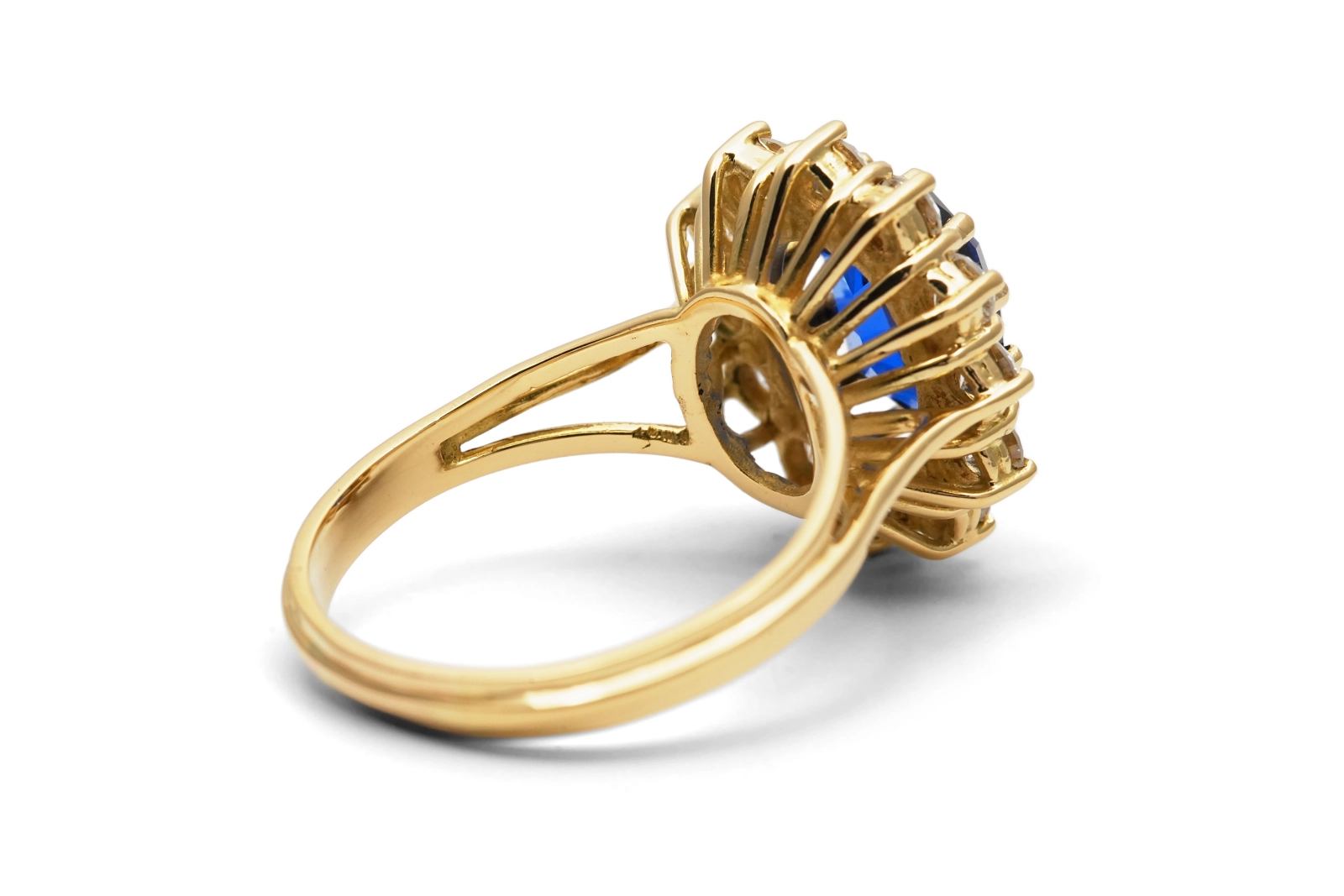 Bague contemporaine en or jaune 18 carats sertie d'un saphir de synthèse et de zirconiums