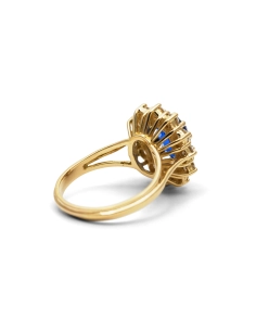 Bague contemporaine en or jaune 18 carats sertie d'un saphir de synthèse et de zirconiums