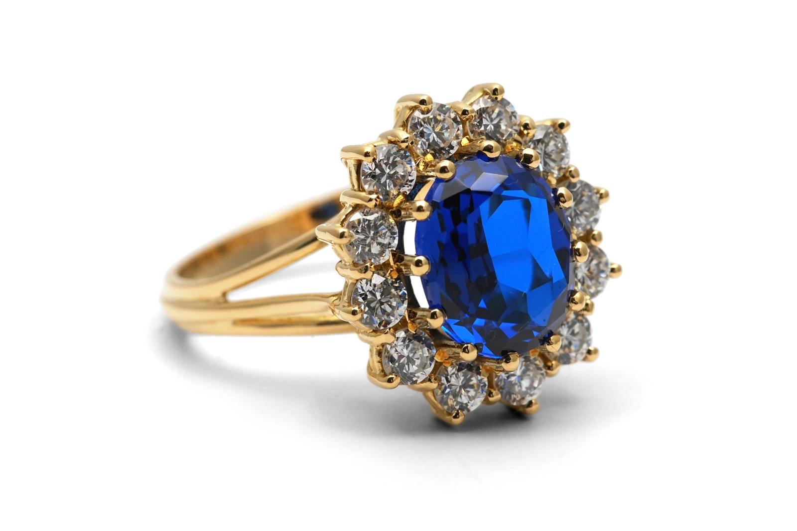 Bague contemporaine en or jaune 18 carats sertie d'un saphir de synthèse et de zirconiums