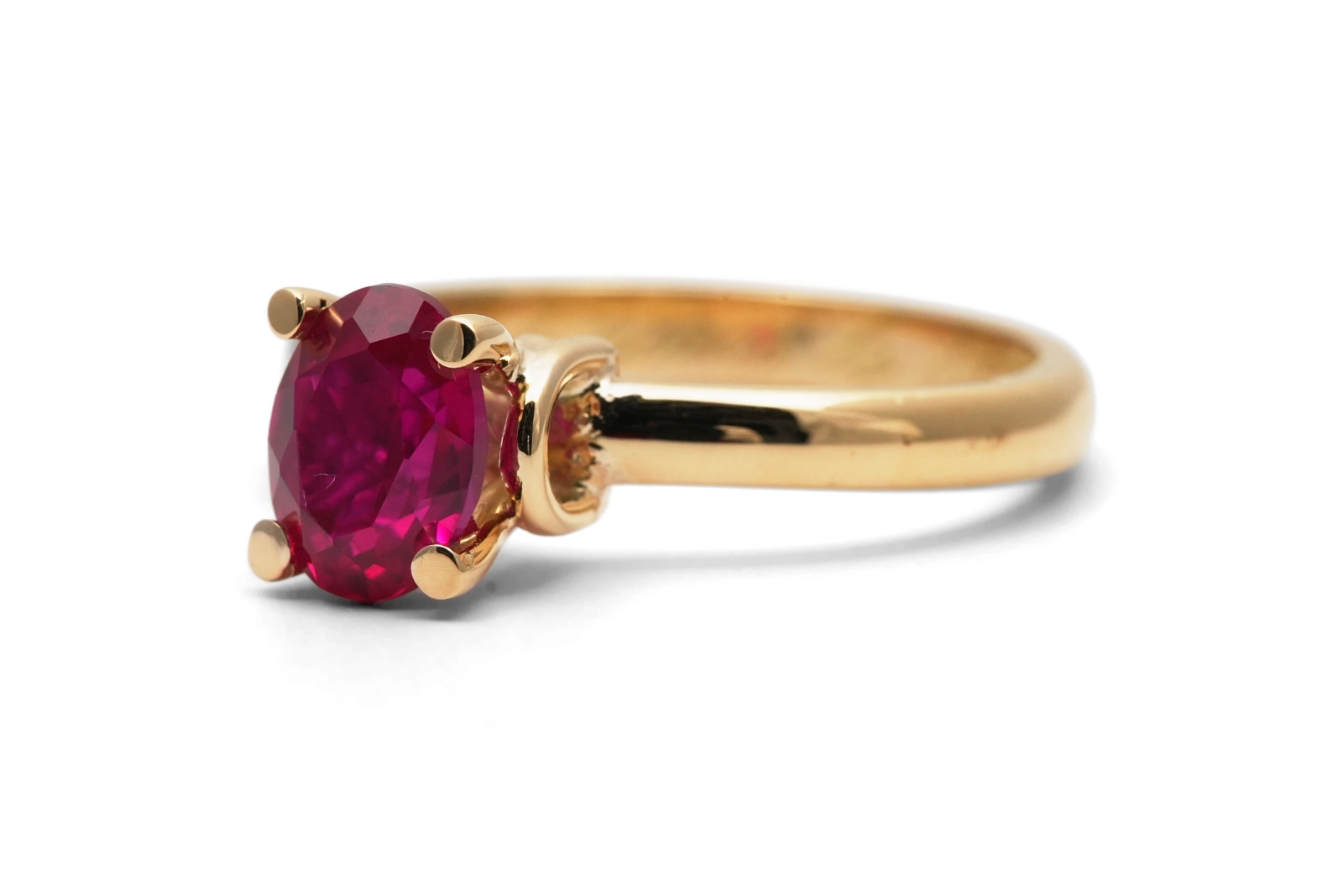 Bague Années 70 en or jaune 18 carats sertie d'un rubis de synthèse