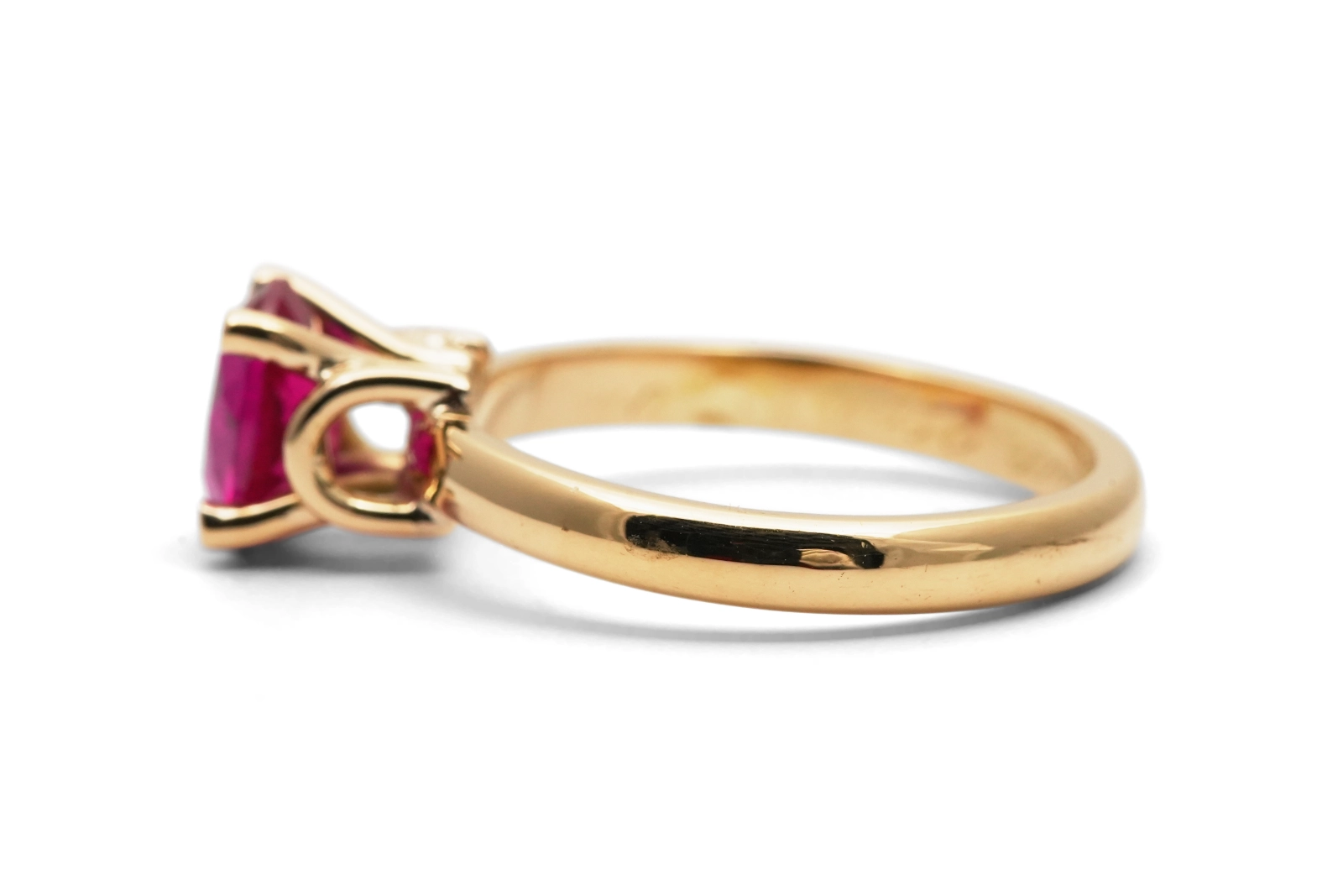Bague Années 70 en or jaune 18 carats sertie d'un rubis de synthèse