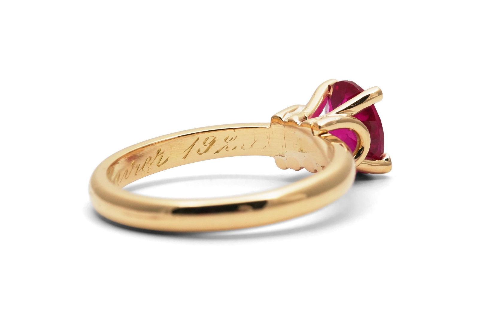 Bague Années 70 en or jaune 18 carats sertie d'un rubis de synthèse