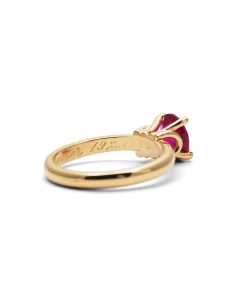 Bague Années 70 en or jaune 18 carats sertie d'un rubis de synthèse