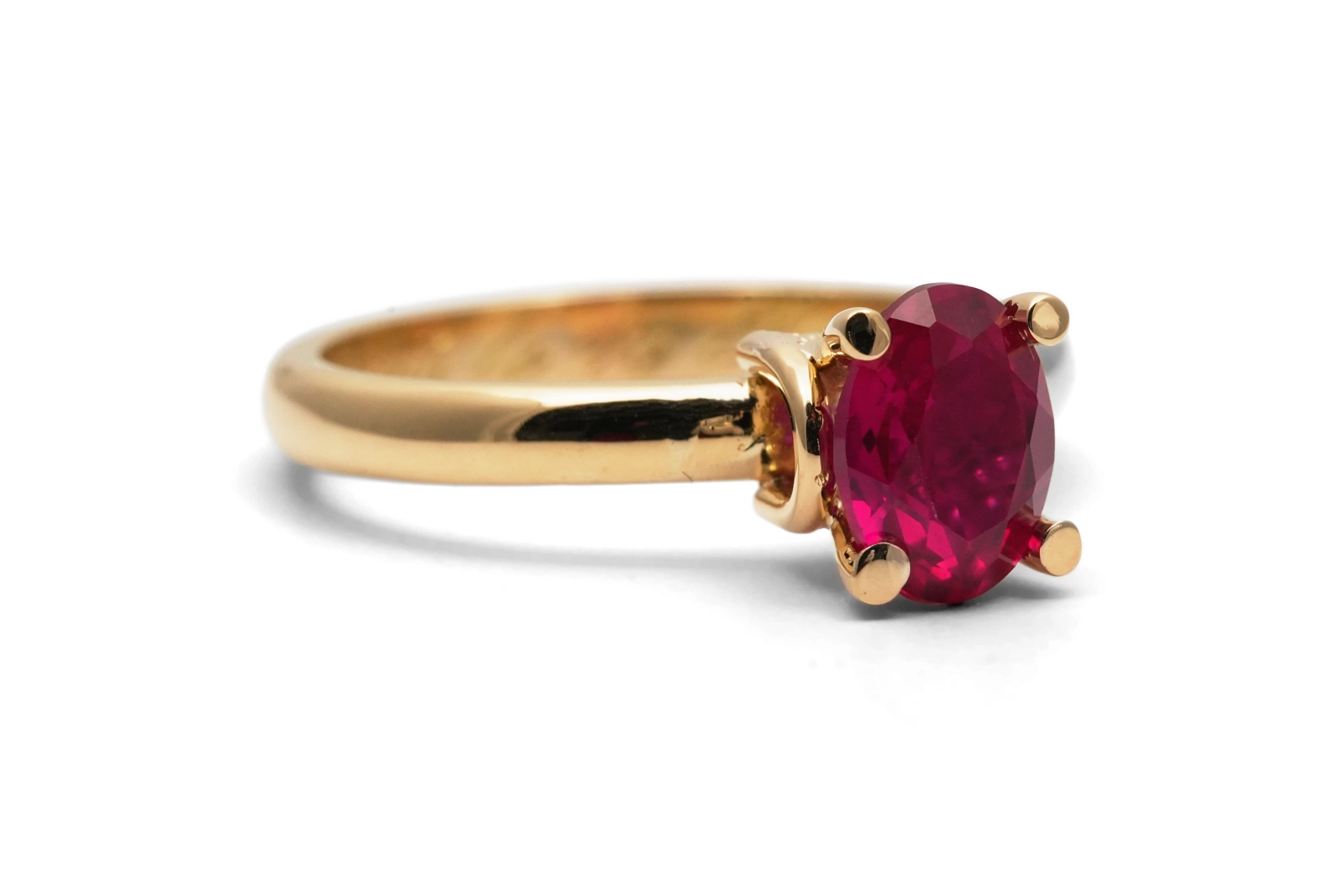 Bague Années 70 en or jaune 18 carats sertie d'un rubis de synthèse