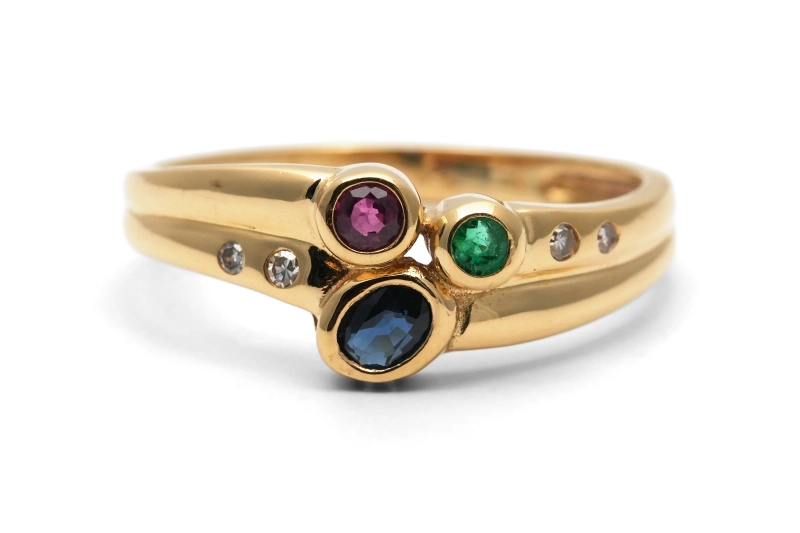 Bague contemporaine en or jaune 18 ct sertie d'une émeraude, un rubis, un saphir et un diamant taille "brillant" (+-0.024ct)