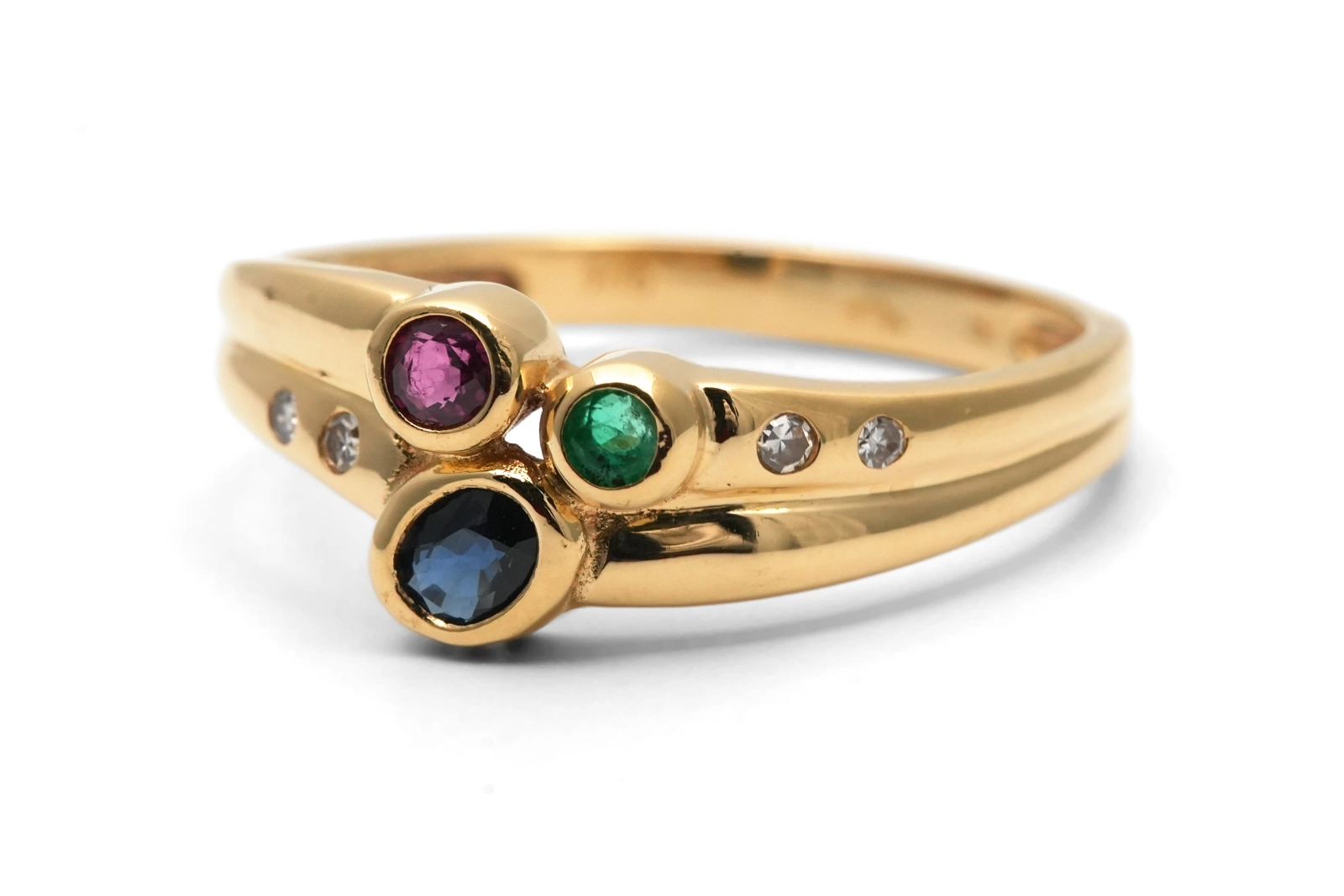 Bague contemporaine en or jaune 18 ct sertie d'une émeraude, un rubis, un saphir et un diamant taille "brillant" (+-0.024ct)