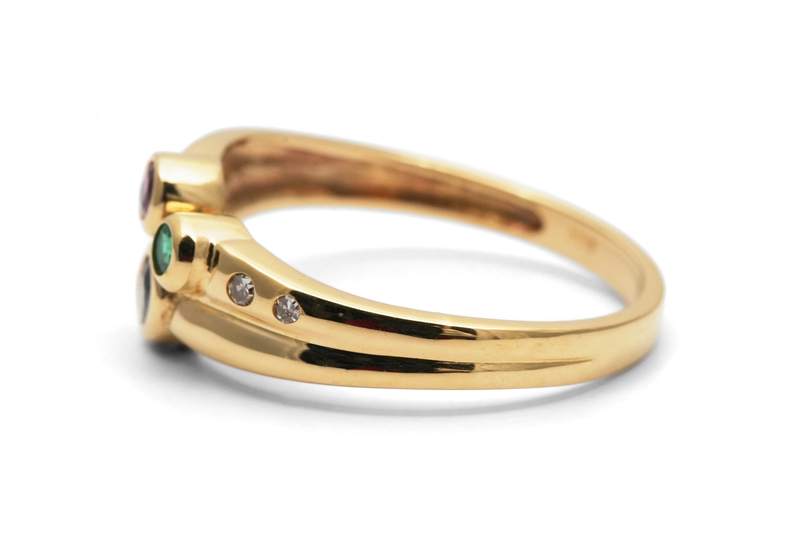 Bague contemporaine en or jaune 18 ct sertie d'une émeraude, un rubis, un saphir et un diamant taille "brillant" (+-0.024ct)