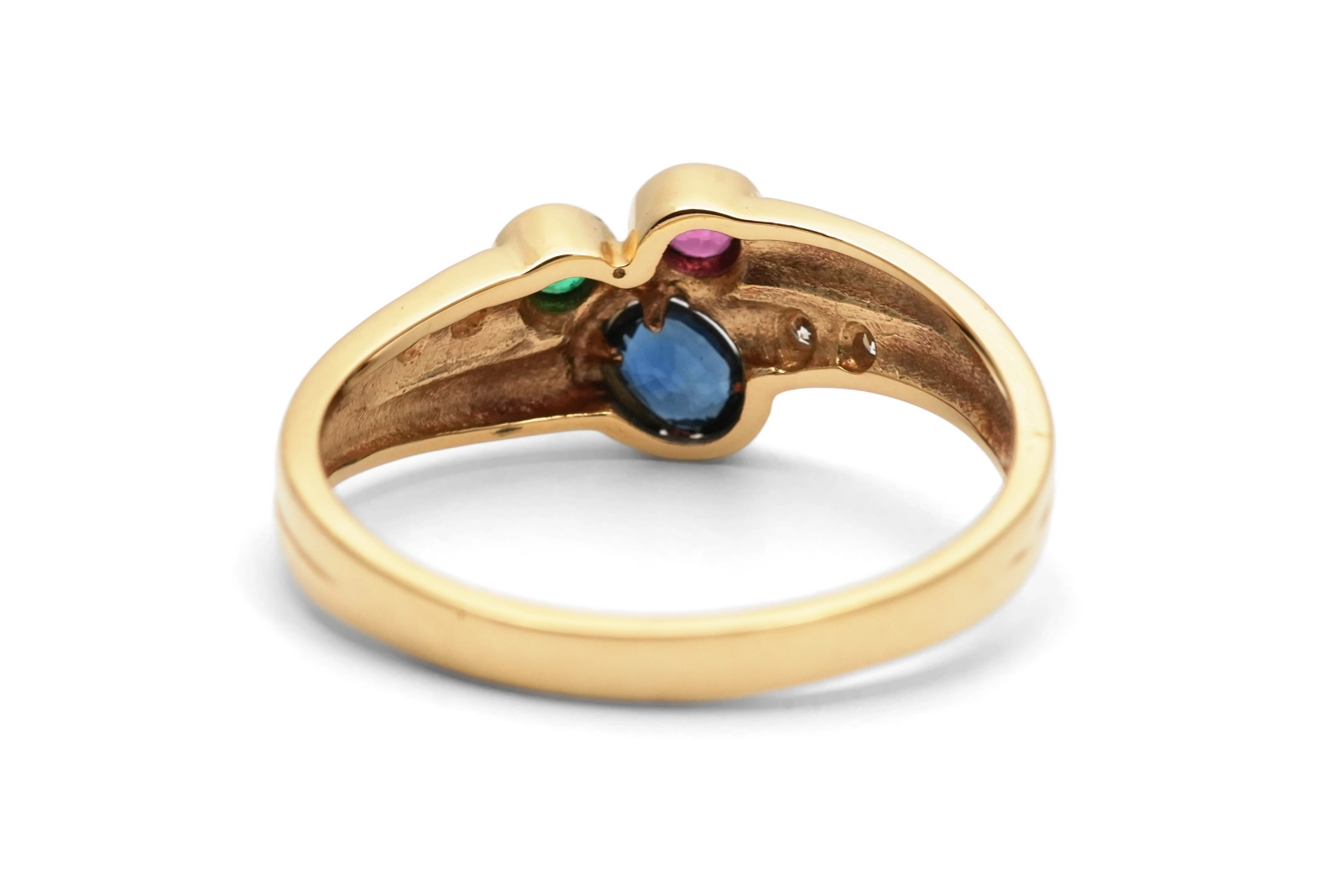 Bague contemporaine en or jaune 18 ct sertie d'une émeraude, un rubis, un saphir et un diamant taille "brillant" (+-0.024ct)