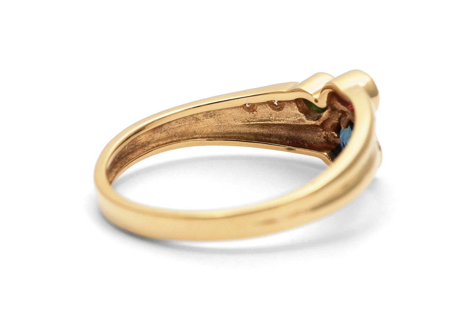 Bague contemporaine en or jaune 18 ct sertie d'une émeraude, un rubis, un saphir et un diamant taille "brillant" (+-0.024ct)