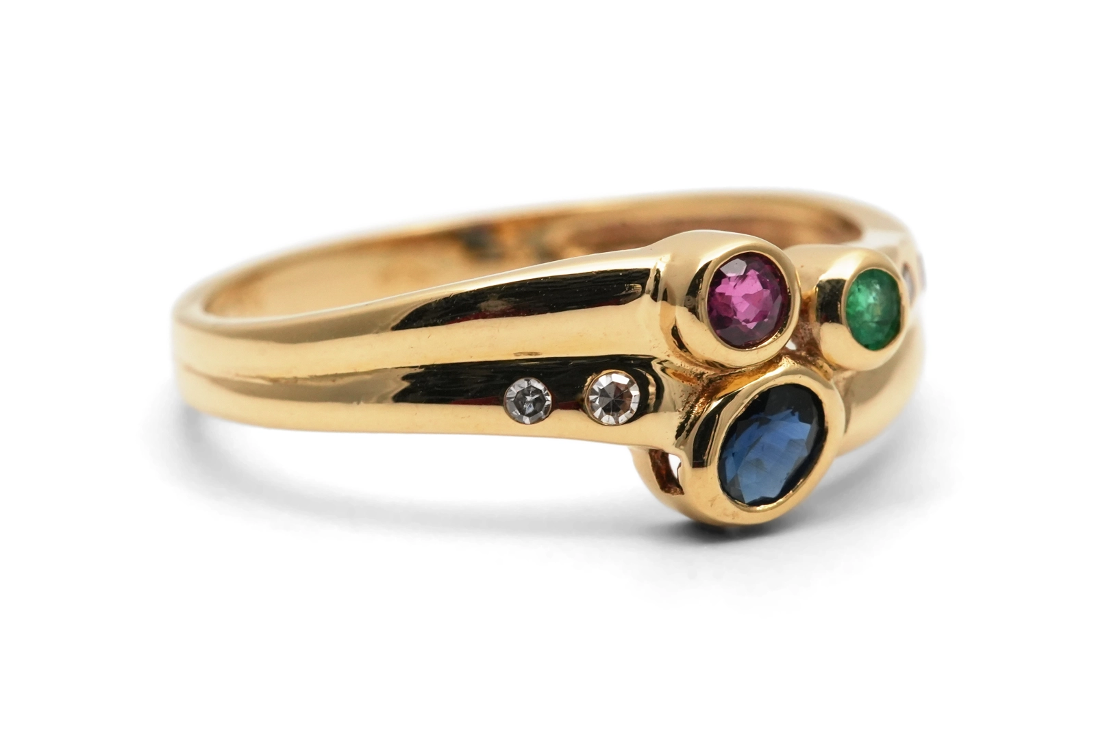 Bague contemporaine en or jaune 18 ct sertie d'une émeraude, un rubis, un saphir et un diamant taille "brillant" (+-0.024ct)