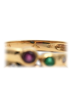 Bague contemporaine en or jaune 18 ct sertie d'une émeraude, un rubis, un saphir et un diamant taille "brillant" (+-0.024ct)