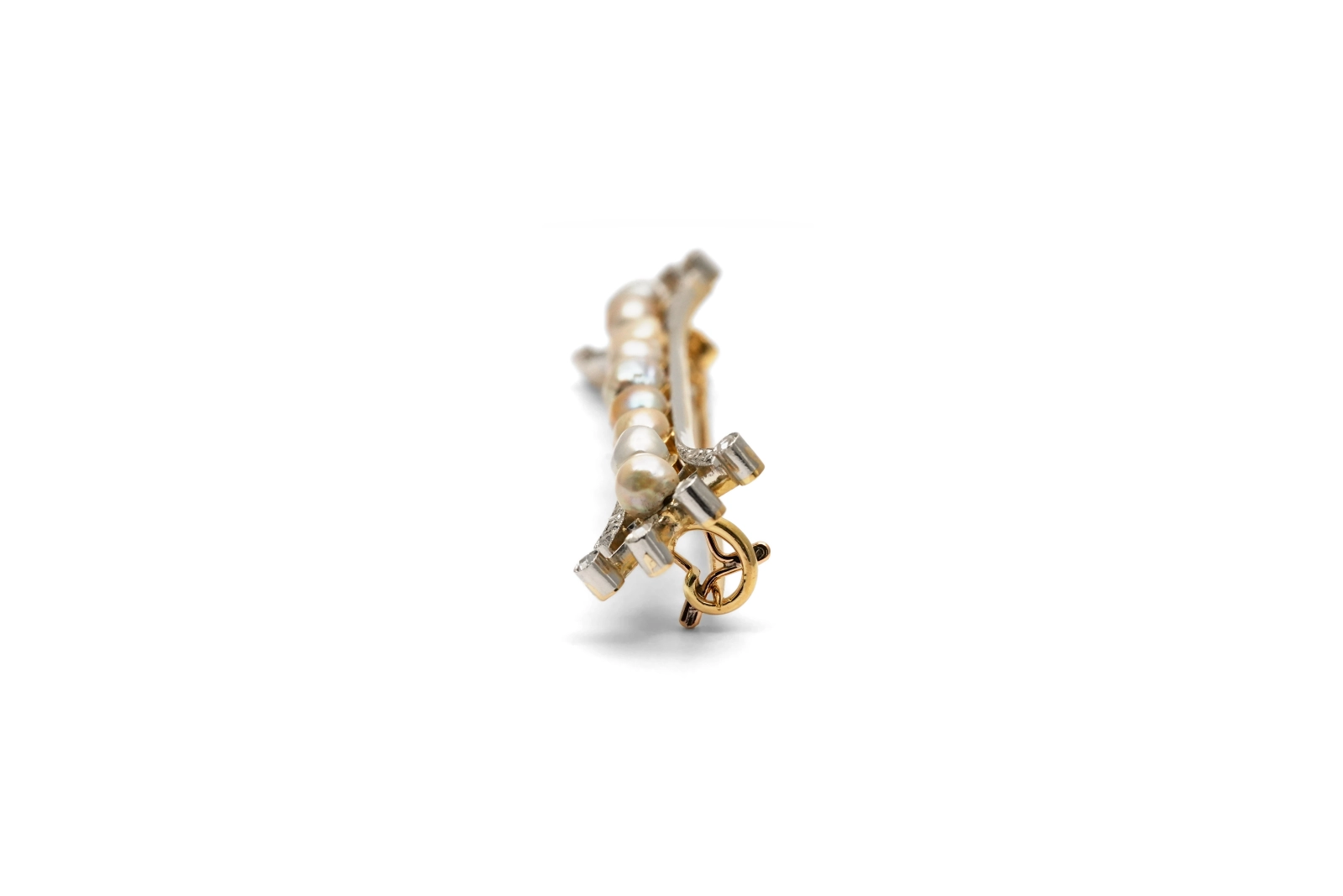 Broche art déco en or jaune 18 carats et argent sertie de perles et de diamants taille "rose"