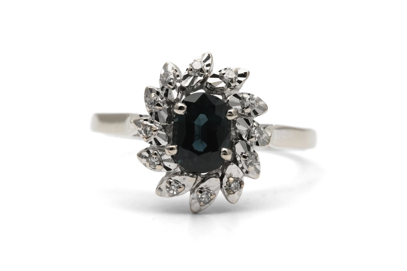 Bague Années 70 en or blanc 18 carats sertie d'un saphir et de diamant taille "8/8"