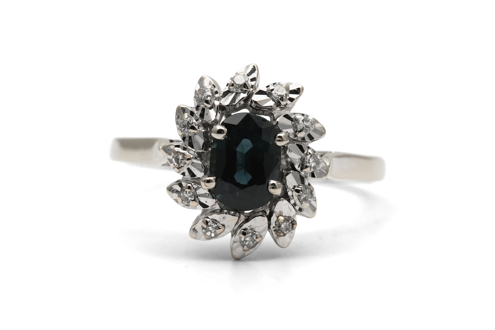 Bague Années 70 en or blanc 18 carats sertie d'un saphir et de diamant taille "8/8"