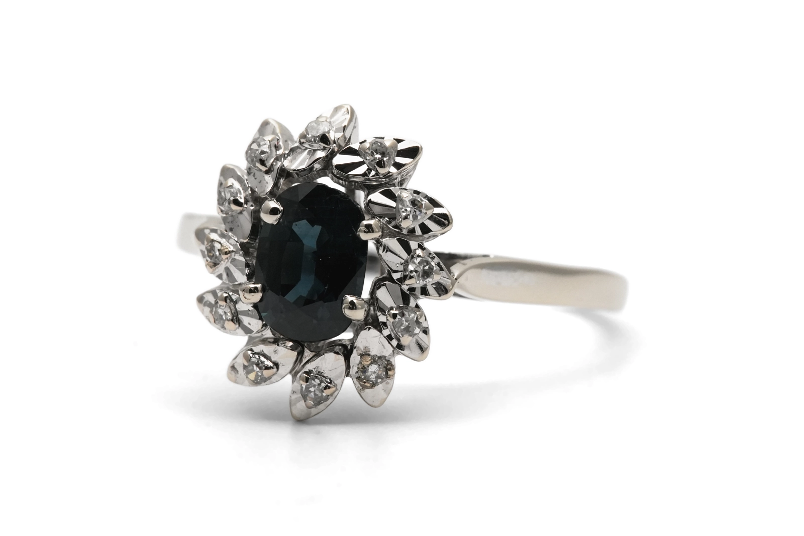 Bague Années 70 en or blanc 18 carats sertie d'un saphir et de diamant taille "8/8"