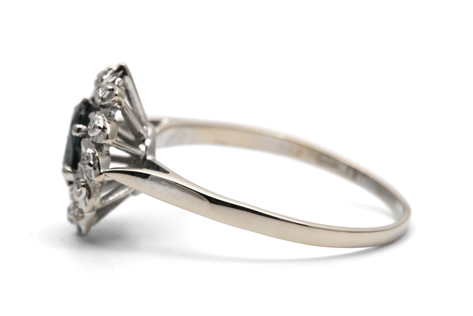 Bague Années 70 en or blanc 18 carats sertie d'un saphir et de diamant taille "8/8"