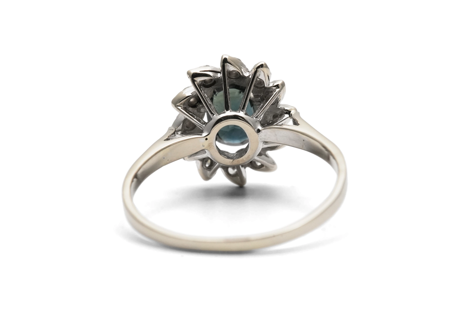 Bague Années 70 en or blanc 18 carats sertie d'un saphir et de diamant taille "8/8"