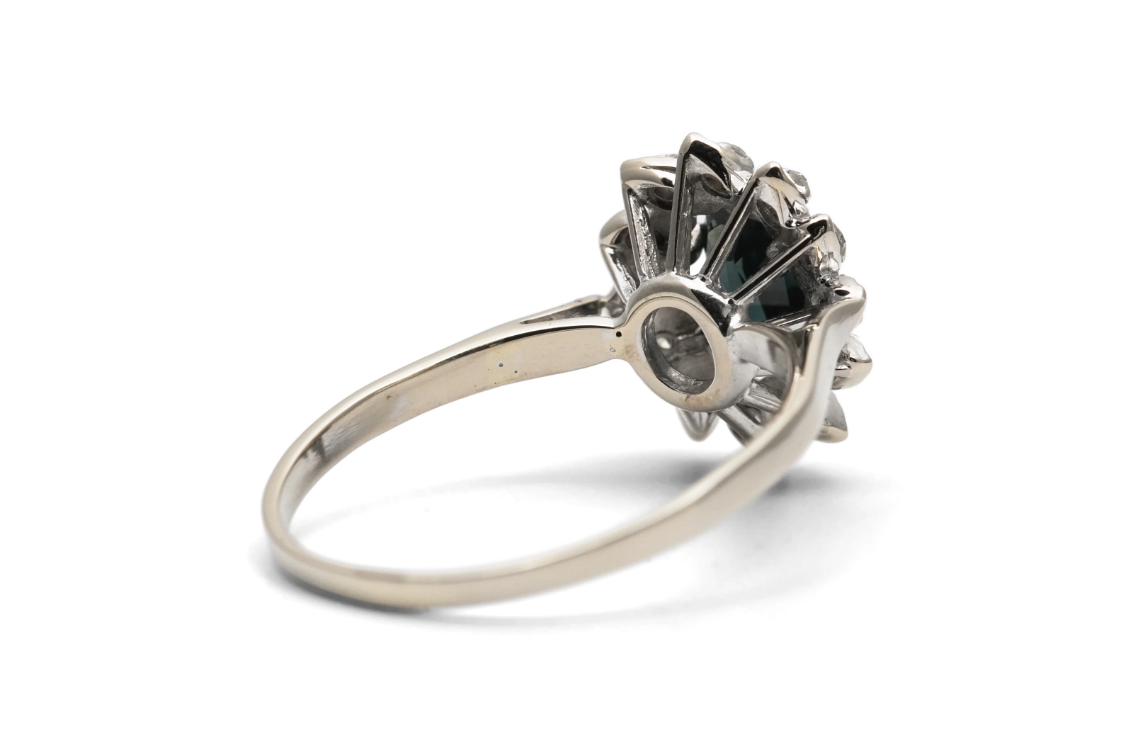 Bague Années 70 en or blanc 18 carats sertie d'un saphir et de diamant taille "8/8"