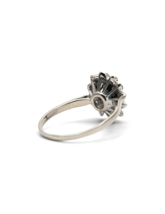 Bague Années 70 en or blanc 18 carats sertie d'un saphir et de diamant taille "8/8"