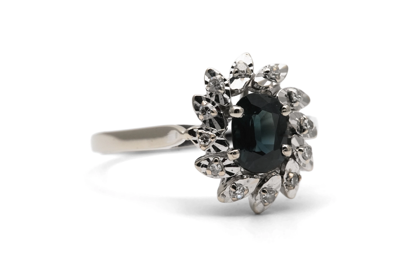 Bague Années 70 en or blanc 18 carats sertie d'un saphir et de diamant taille "8/8"
