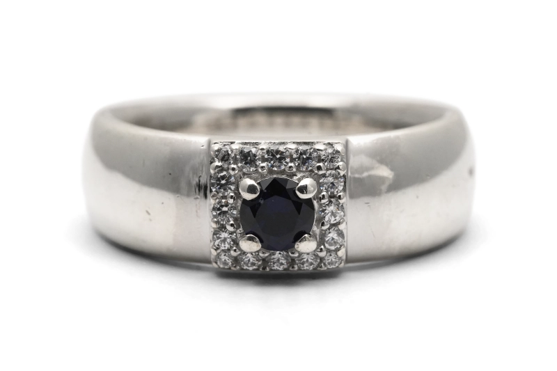 Bague contemporaine en argent 925 sertie d'un saphir et de zirconiums