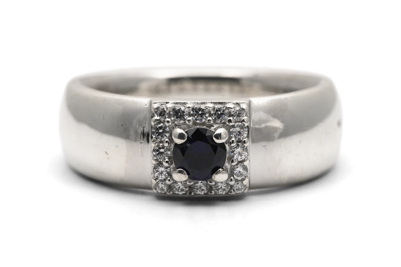 Bague contemporaine en argent 925 sertie d'un saphir et de zirconiums