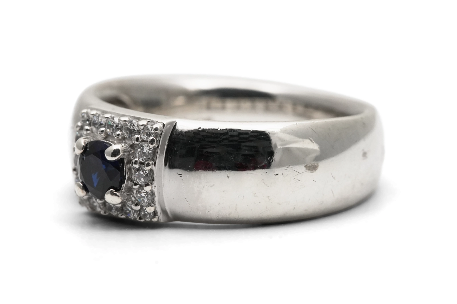 Bague contemporaine en argent 925 sertie d'un saphir et de zirconiums