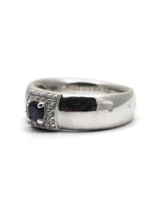 Bague contemporaine en argent 925 sertie d'un saphir et de zirconiums